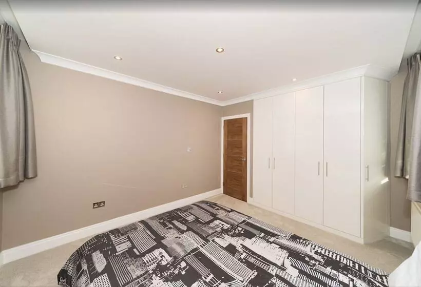 Newly Refurbished Flat Hyde Park London