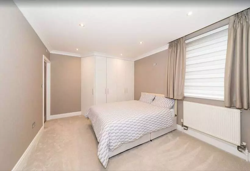 Newly Refurbished Flat Hyde Park London