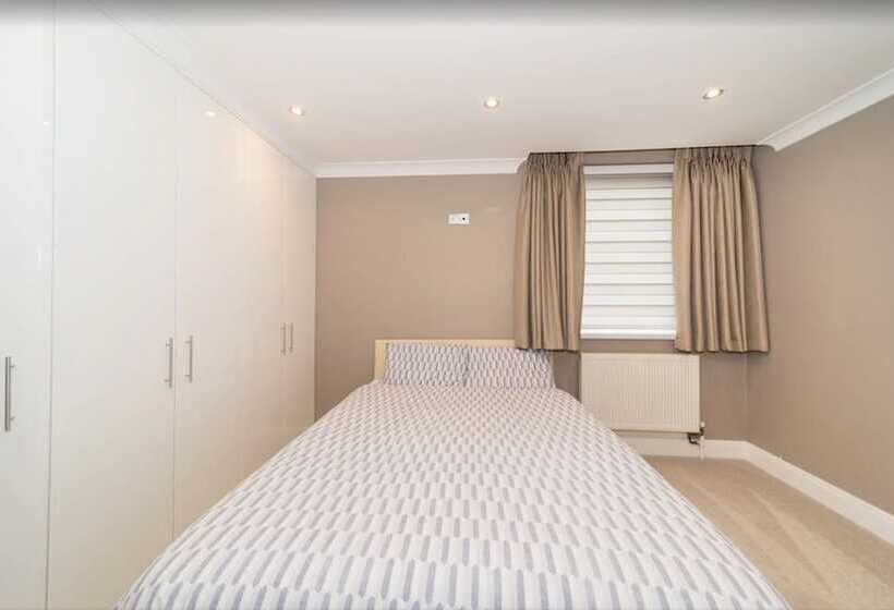 Newly Refurbished Flat Hyde Park London