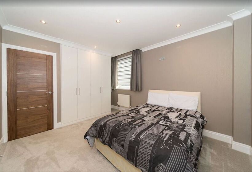Newly Refurbished Flat Hyde Park London