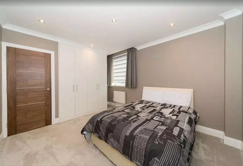 Newly Refurbished Flat Hyde Park London