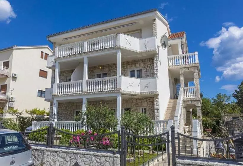 Apartments Theo