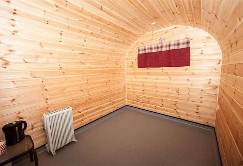 בית מלון כפרי Ernest S Retreat Glamping Site