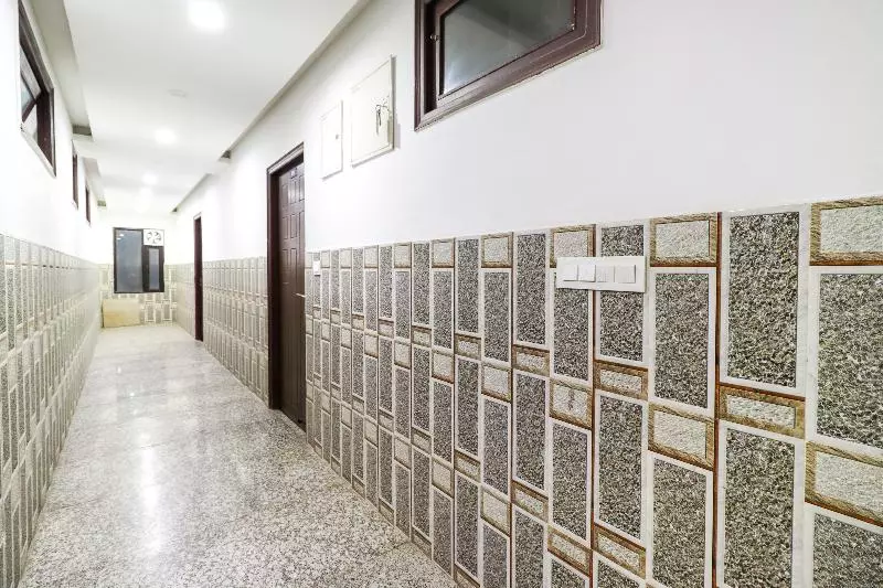 O 62748 Hotel Zeenat
