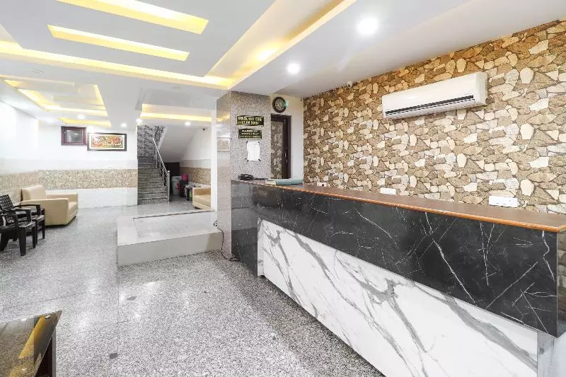 O 62748 Hotel Zeenat