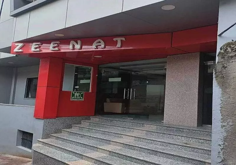 O 62748 Hotel Zeenat