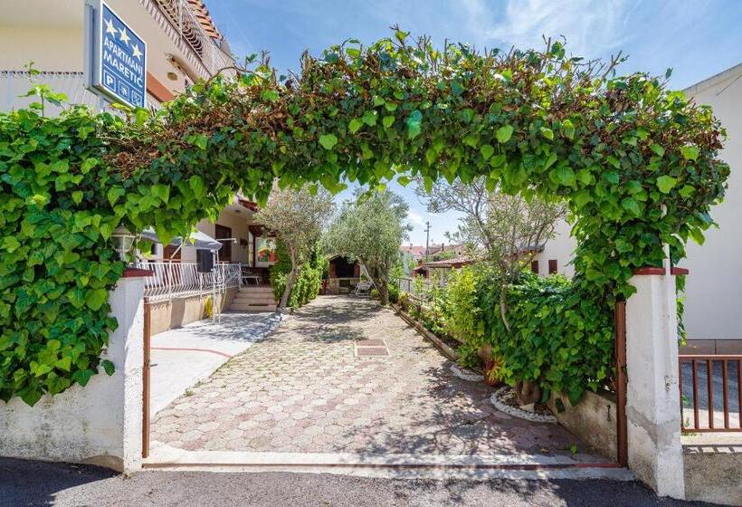 Apartments Maretic