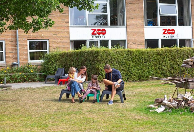 בית מלון כפרי Givskud Zoo Hostel