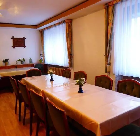 Hotelli Pension Gasthof Zum Lamm