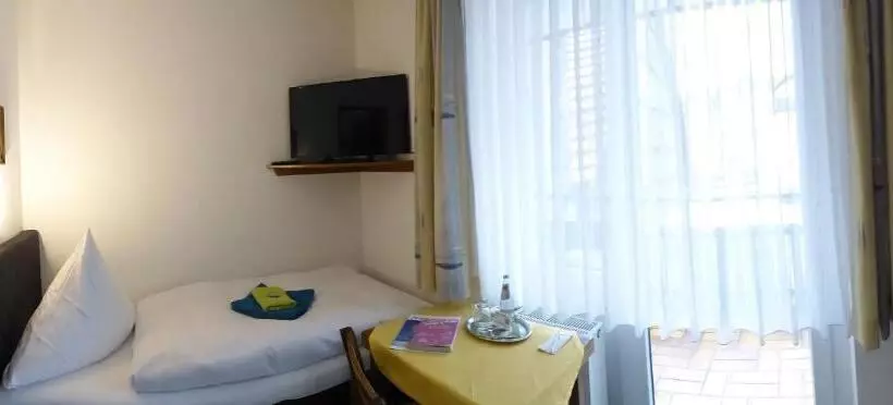 Hotelli Pension Gasthof Zum Lamm