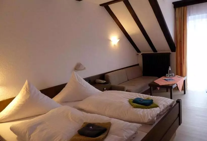 Hotelli Pension Gasthof Zum Lamm