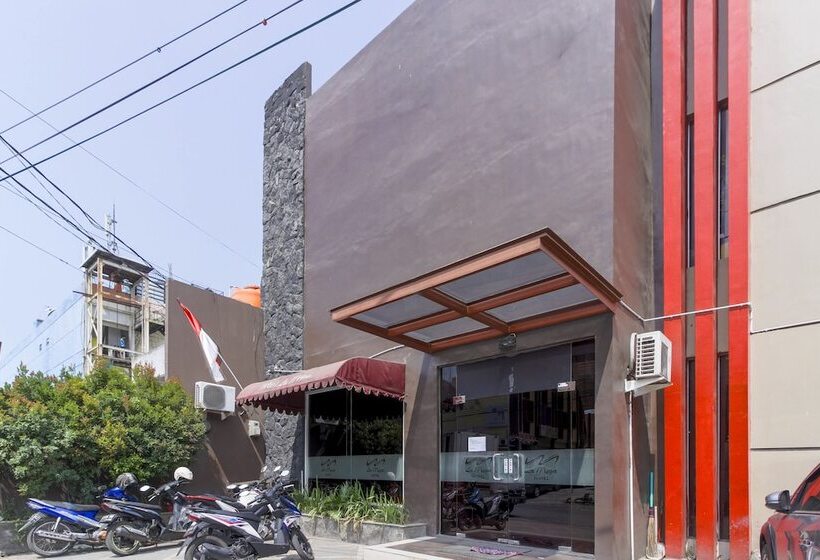 בית מלון כפרי Reddoorz At La Mega Near Pasar Pagi Cirebon