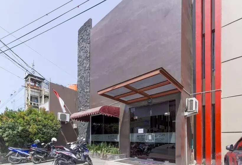 ホテル Reddoorz At La Mega Near Pasar Pagi Cirebon