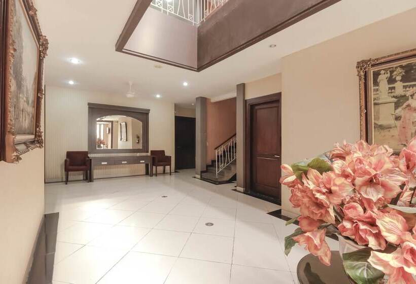 בית מלון כפרי Reddoorz At La Mega Near Pasar Pagi Cirebon