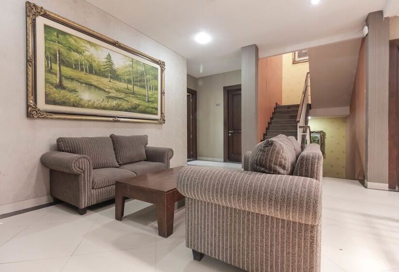 בית מלון כפרי Reddoorz At La Mega Near Pasar Pagi Cirebon