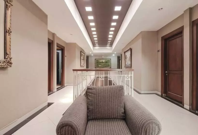 ホテル Reddoorz At La Mega Near Pasar Pagi Cirebon