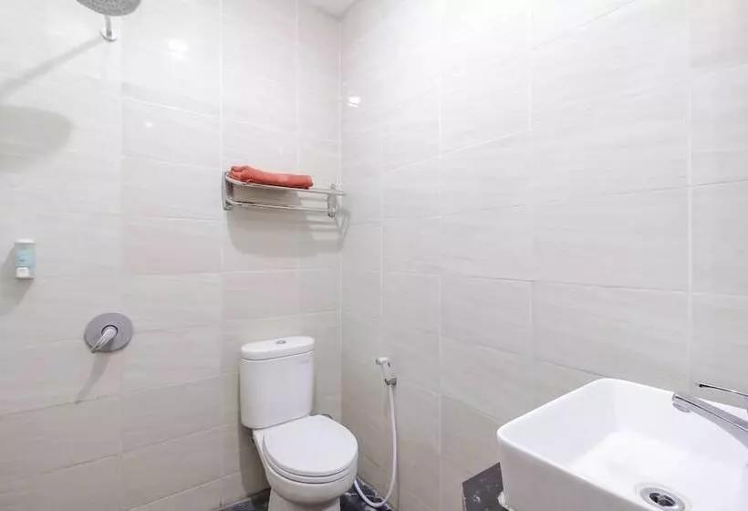 ホテル Reddoorz At La Mega Near Pasar Pagi Cirebon