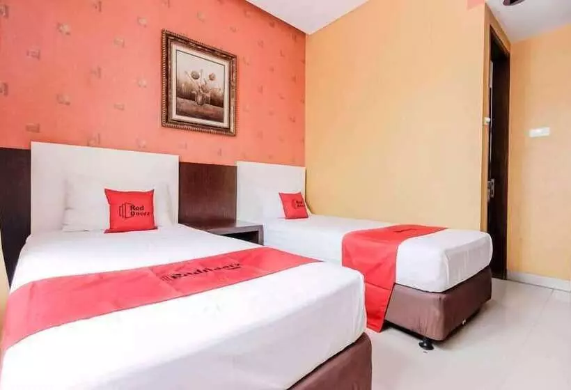 ホテル Reddoorz At La Mega Near Pasar Pagi Cirebon