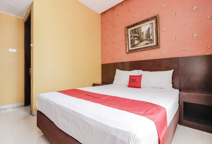 בית מלון כפרי Reddoorz At La Mega Near Pasar Pagi Cirebon