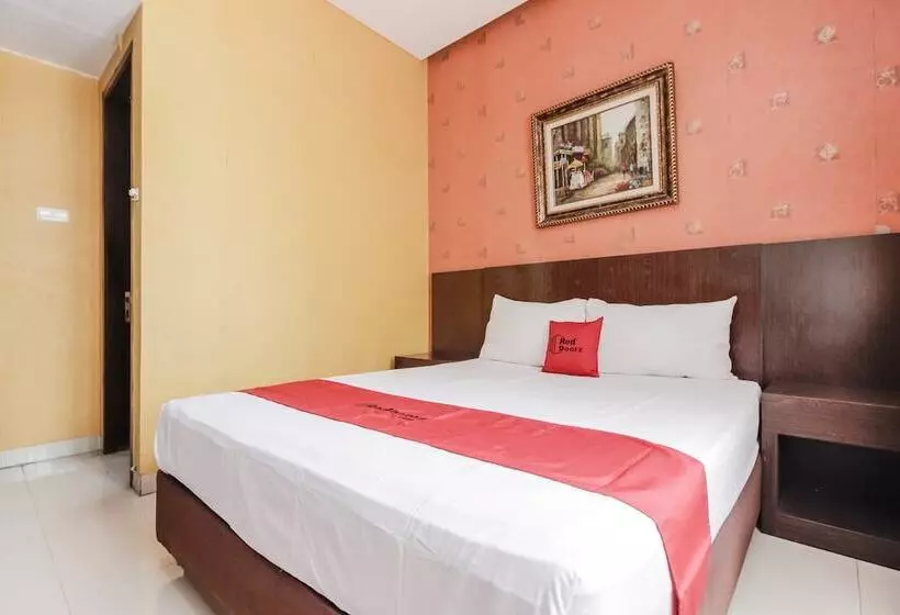 ホテル Reddoorz At La Mega Near Pasar Pagi Cirebon