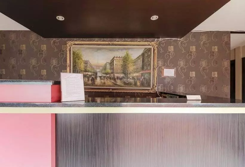 ホテル Reddoorz At La Mega Near Pasar Pagi Cirebon