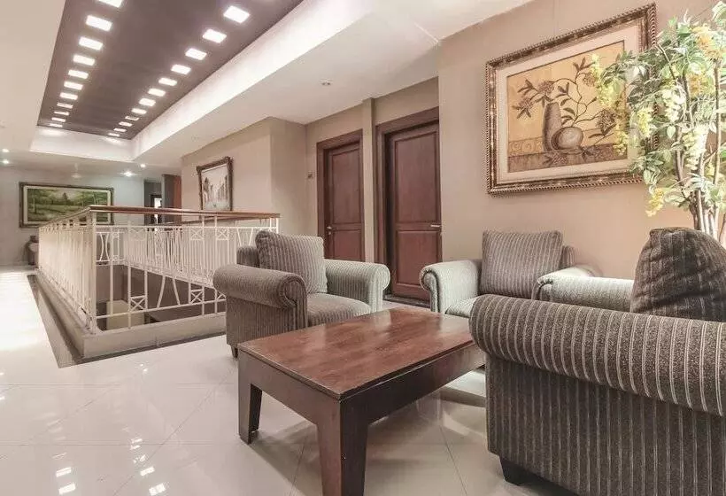 ホテル Reddoorz At La Mega Near Pasar Pagi Cirebon