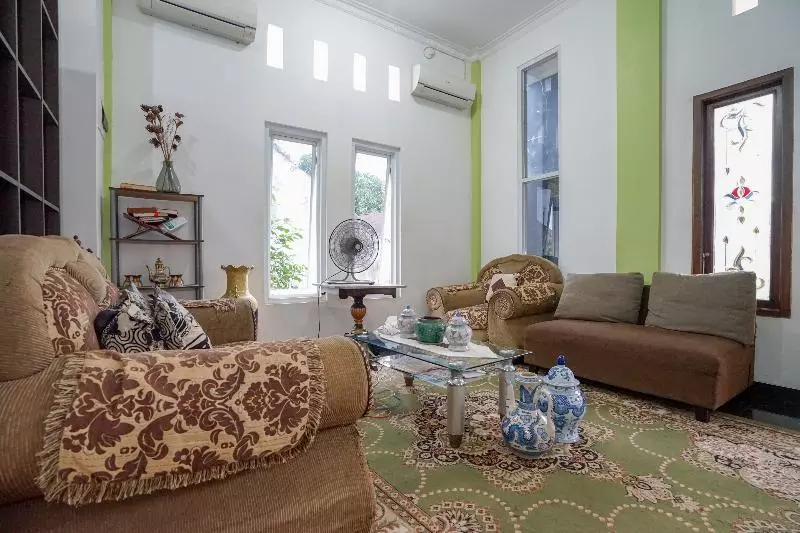ホテル Oyo 2036 Afifah Residence Syariah