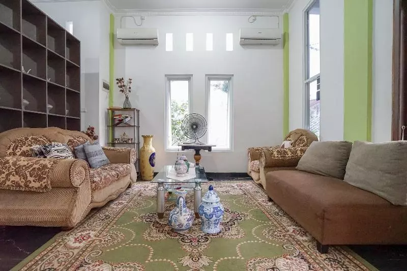 ホテル Oyo 2036 Afifah Residence Syariah