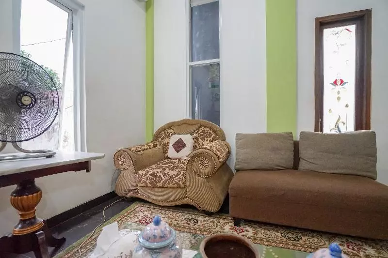 ホテル Oyo 2036 Afifah Residence Syariah