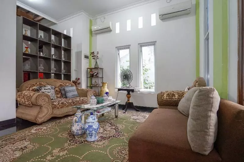 ホテル Oyo 2036 Afifah Residence Syariah