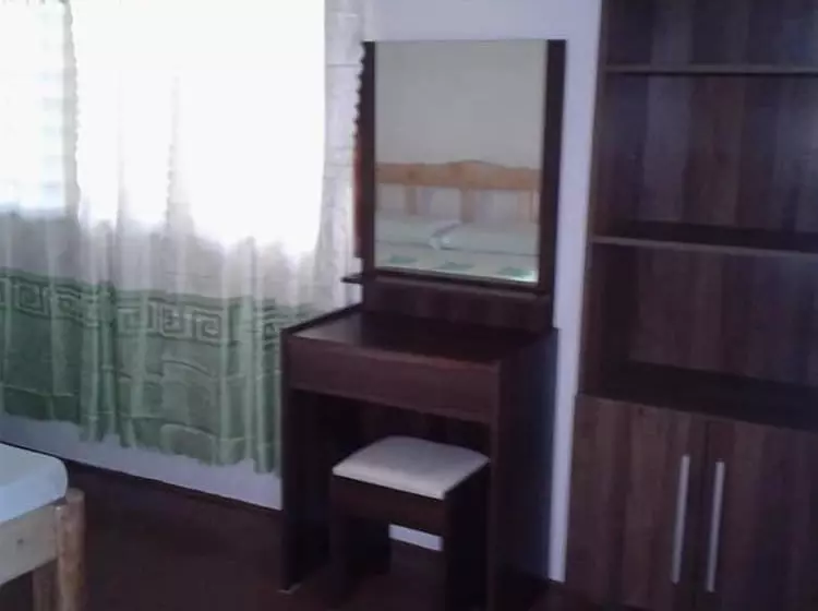 پانسیون Chelle S Guesthouse And Backpackers