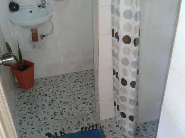 پانسیون Chelle S Guesthouse And Backpackers