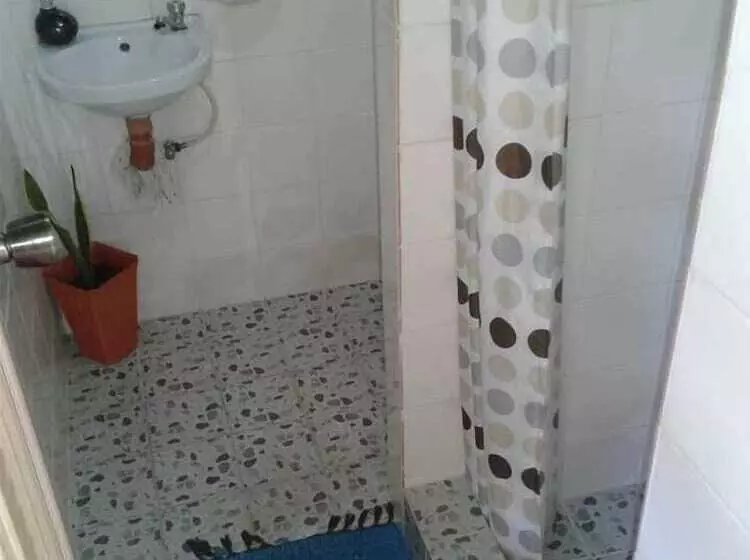 پانسیون Chelle S Guesthouse And Backpackers