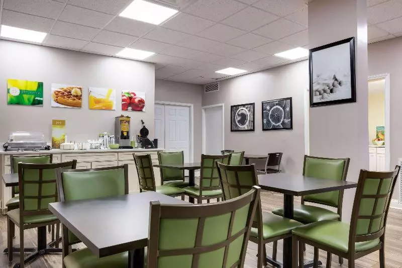 Отель Quality Inn