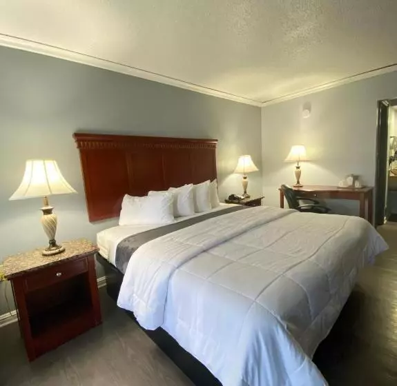 Отель Quarters Inn & Suites