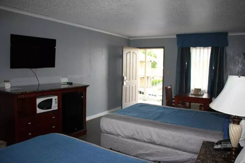 Отель Quarters Inn & Suites