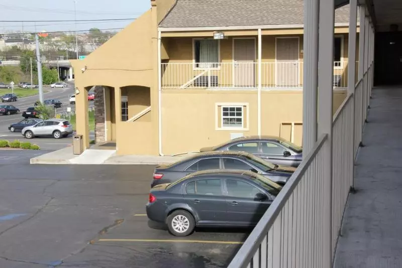 Отель Quarters Inn & Suites