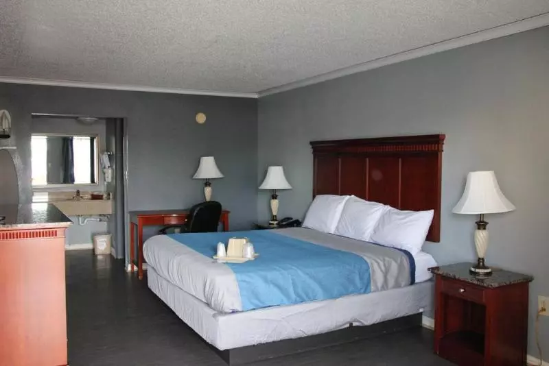 Отель Quarters Inn & Suites