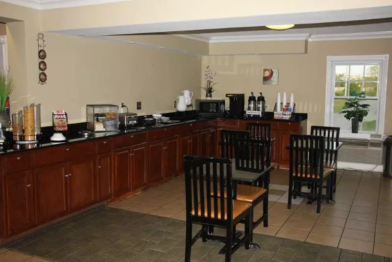 Отель Quarters Inn & Suites