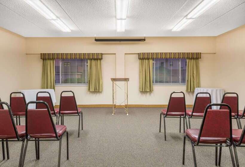 Ramada By Wyndham Paintsville Hotel & Conference Center