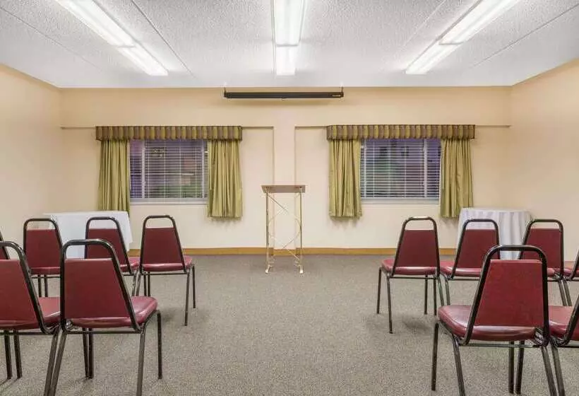 Ramada By Wyndham Paintsville Hotel & Conference Center