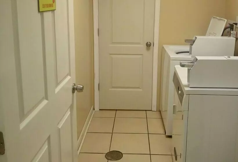 هتل Super 8 By Wyndham Dover