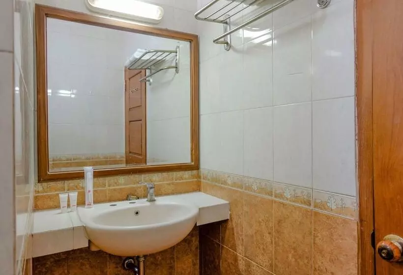 Hotelli Sarangan Permai By Oyo Rooms