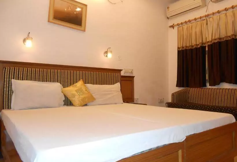 هتل Kamal Nearest To Taj Mahal