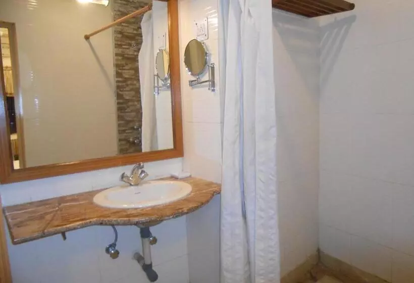 هتل Kamal Nearest To Taj Mahal