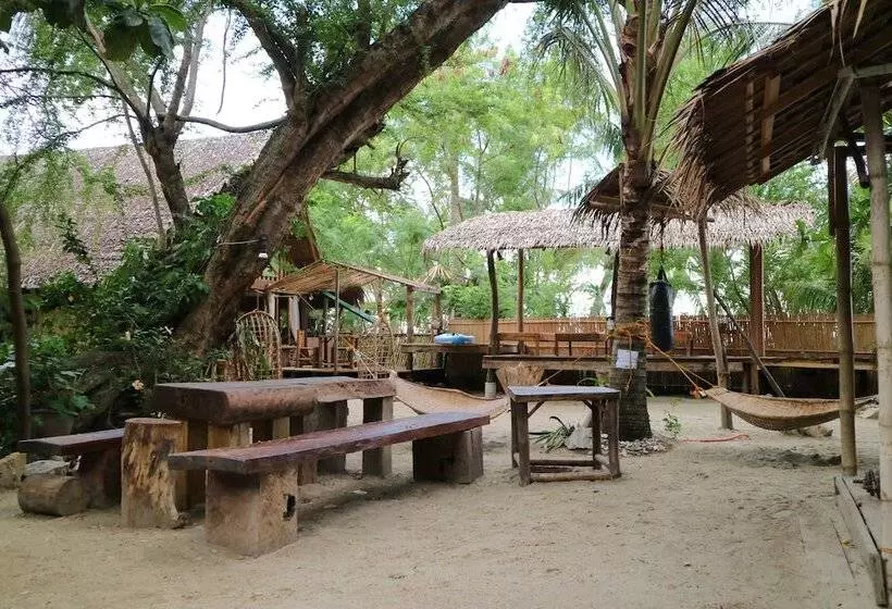 Hotelli Mountain Beach Resort