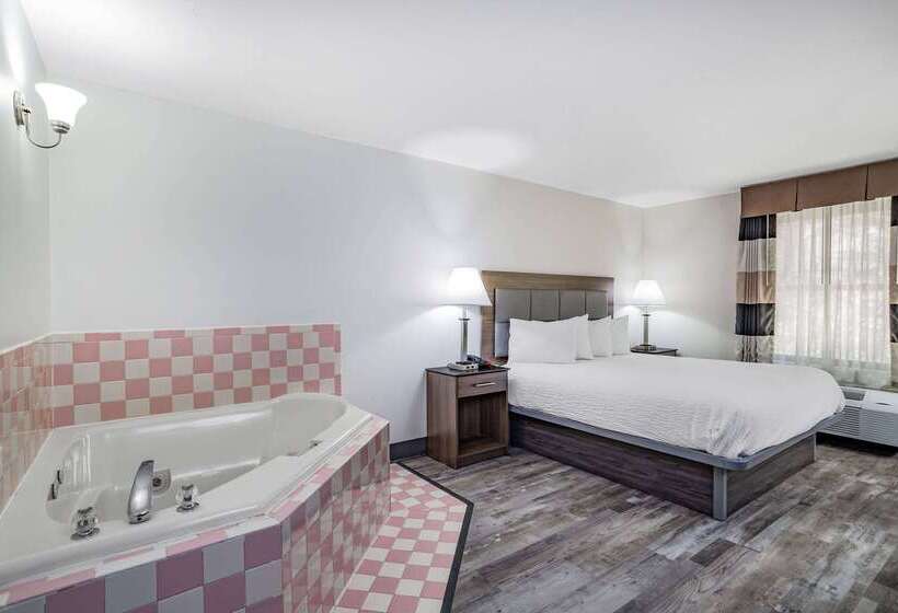 فندق Ramada By Wyndham Hendersonville