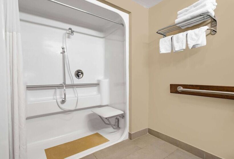 فندق Ramada By Wyndham Hendersonville