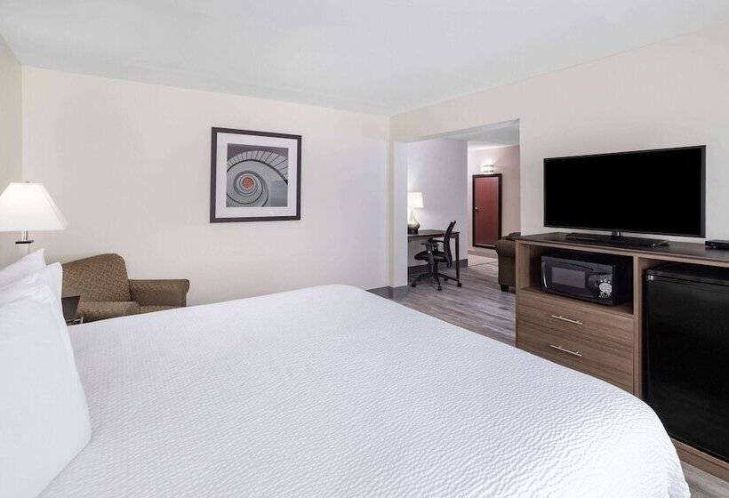 فندق Ramada By Wyndham Hendersonville