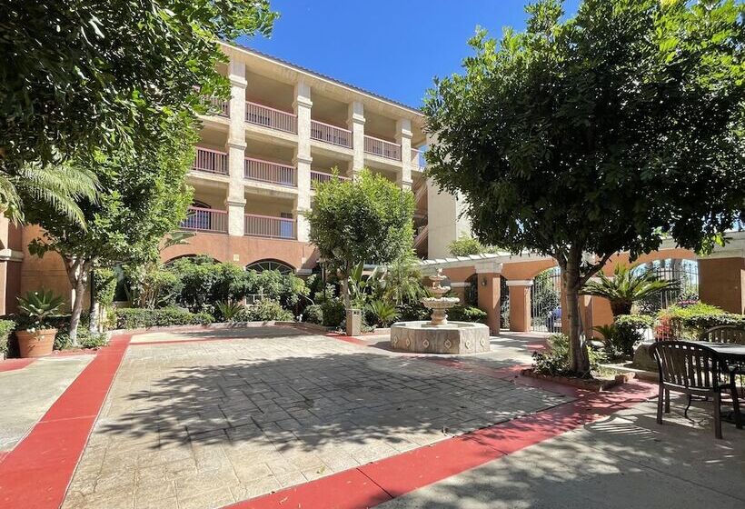 בית מלון כפרי Ramada By Wyndham South El Monte